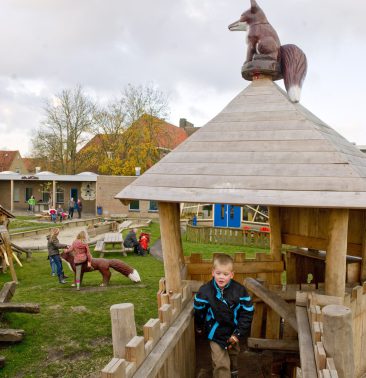 Spelende kinderen in speeltuin Vosseparkwijk