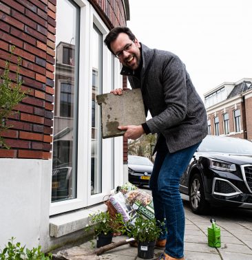 Wethouder Evert Stellingwerf vervangt tegels door mooie planten bij ingang Capital