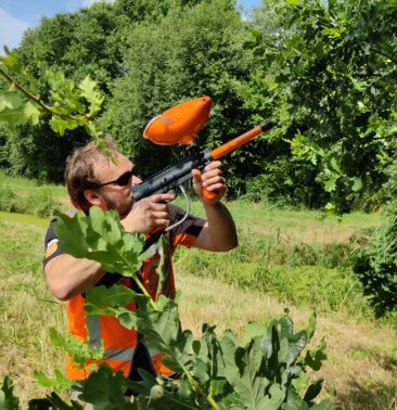 Medewerker Terra Nostra schiet met een soort paintballpistool feromonen in de boom tegen de eikenprocessievlinder
